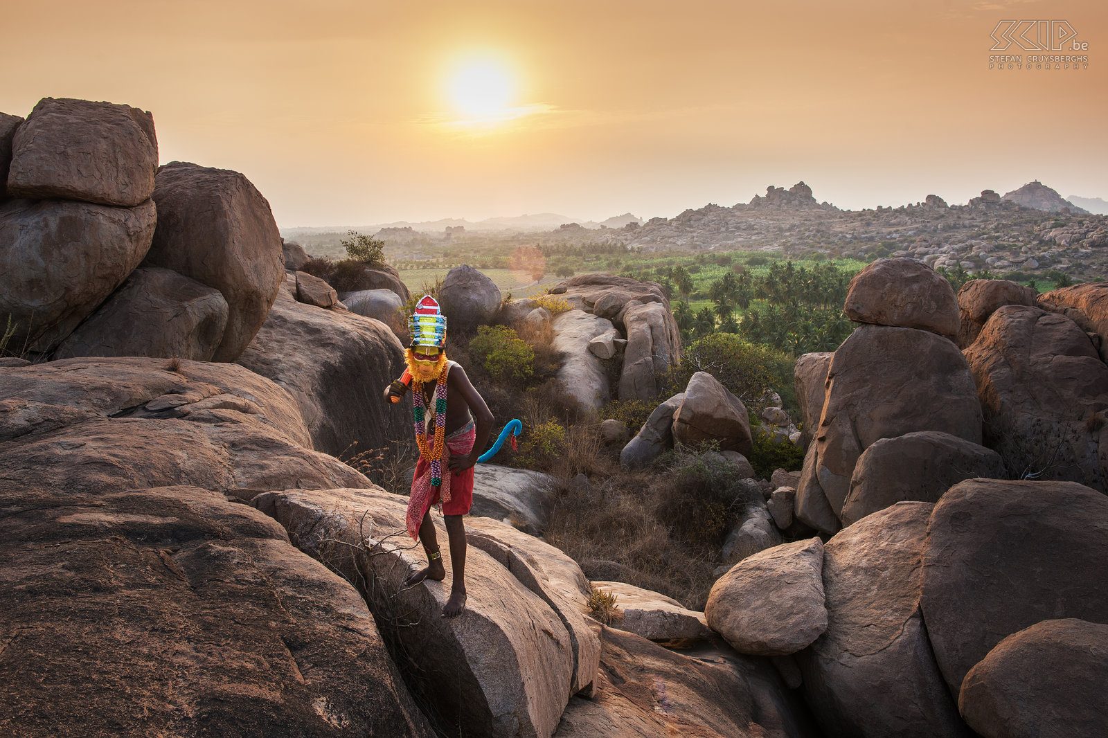 Hampi - Malyavanta hill - Hanuman Malyavanta Hill is not as high as the Matunga Hill but at sunset there are less tourists. The scenery is also stunning. While making photos of the sunset and the impressive boulders Hanuman, the monkey god, came to say hello. Stefan Cruysberghs